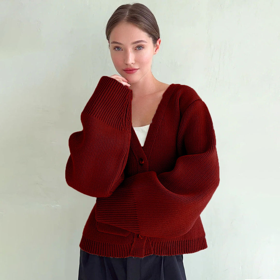 Cardigan pour femmes avec un col en V profond et de grandes poches Chic & Stil