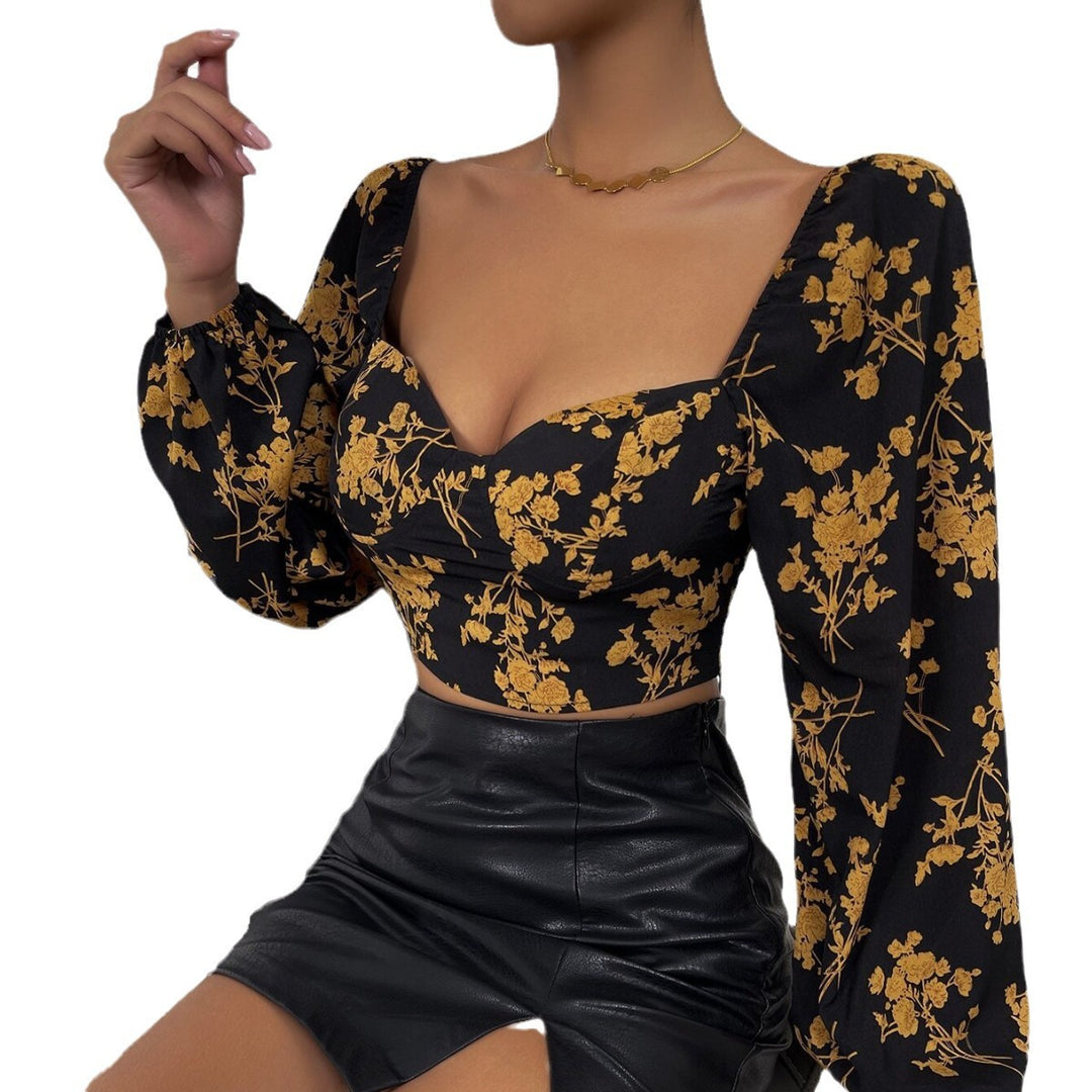 Short women's top with floral pattern and elegant puff sleeves Chic & Stil