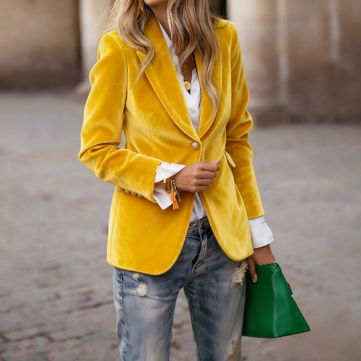 Blazer élégant en velours pour dames avec coupe cintrée et boutons dorés