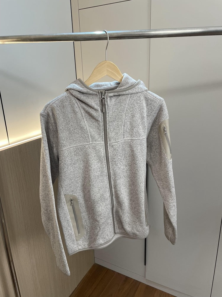 Veste fonctionnelle femme avec capuche respirante et poches zippées sur les côtés Chic & Stil