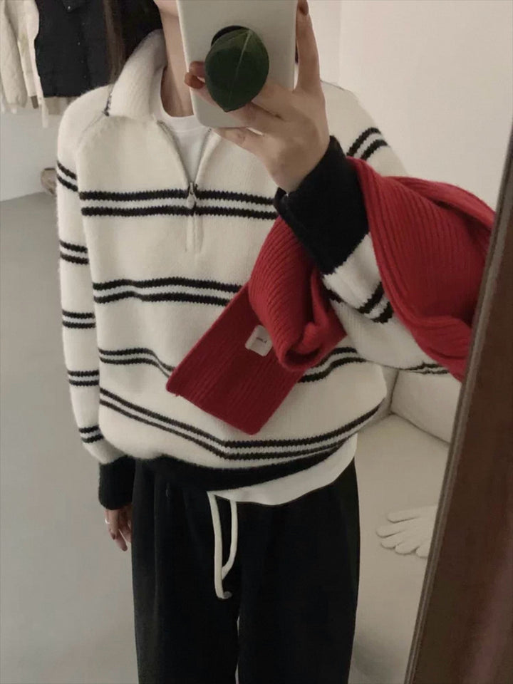 Pull pour femmes à motifs avec col montant et détails contrastés Chic & Stil
