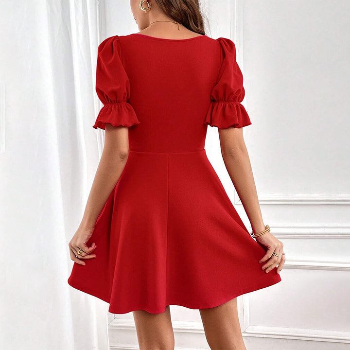 Robe à manches courtes pour femmes avec encolure carrée et jupe évasée Chic & Stil