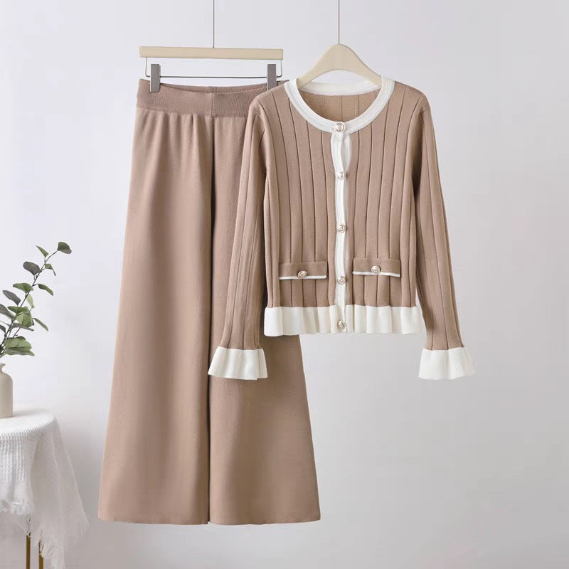 Elegant knitted loungewear set for women with applied pockets and chic frills