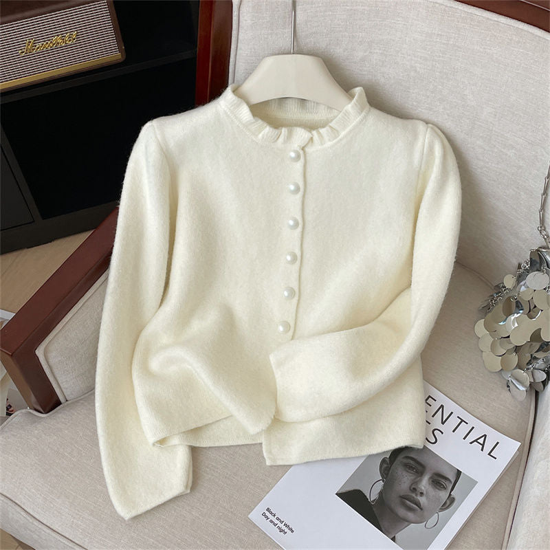 Cardigan élégant pour femmes avec des volants féminins et des boutons en perles Chic & Stil