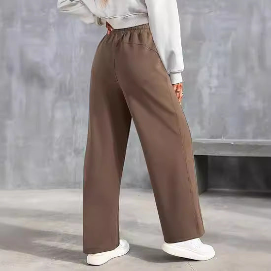 Comfortable leisure pants for women with a wide leg and practical pockets Lune London