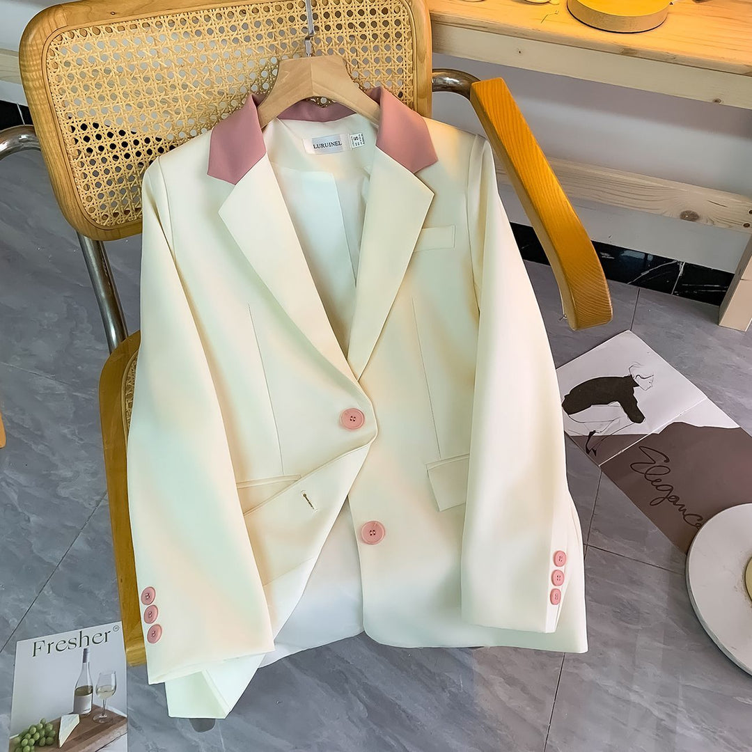 Blazer féminin stylé avec col élégant et détails de boutons spéciaux Chic & Stil