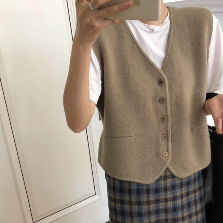Gilet tricoté pour femmes avec patte de boutonnage élégante et matériau fin Chic & Stil