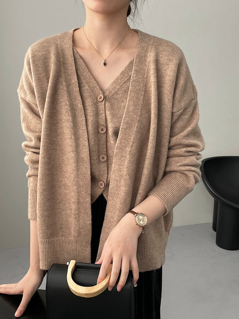 Cardigan tricoté pour femme avec col en V et détails de boutons Chic & Stil