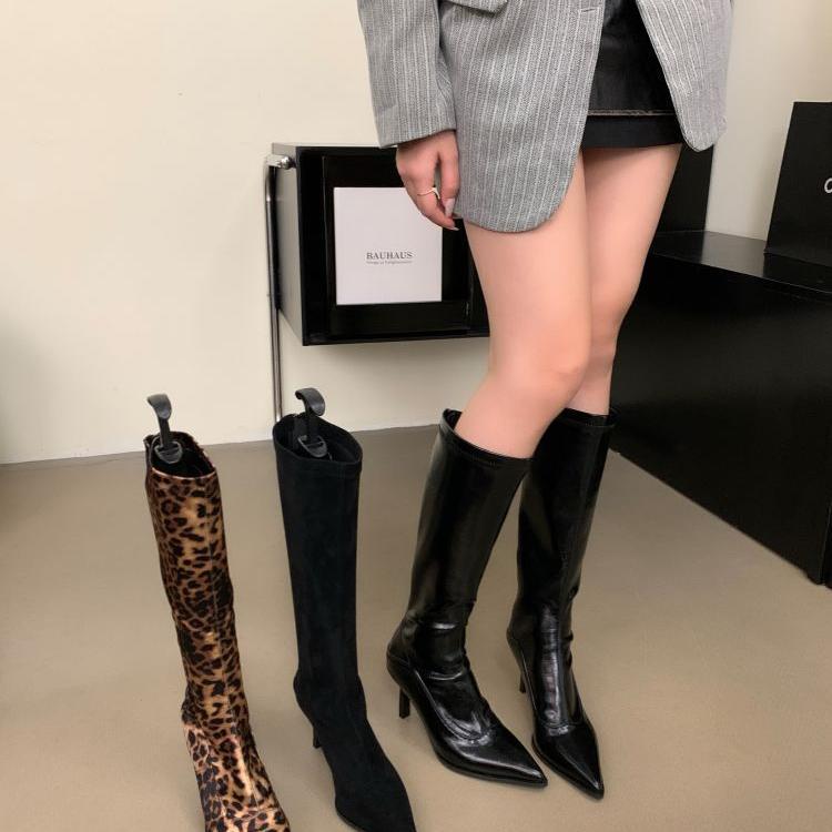 Elegant thigh-high leather boots for women with pointed heel Lune London