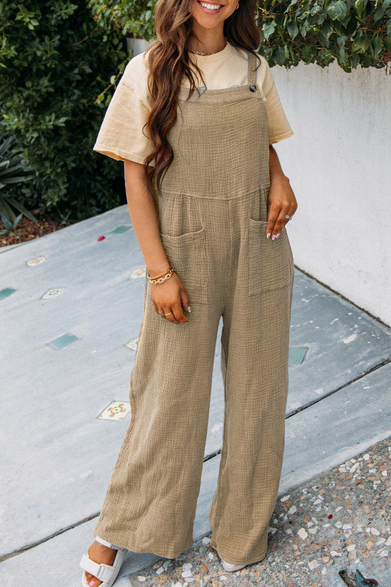 Casual jumpsuit for women with practical pockets and chic button decoration
