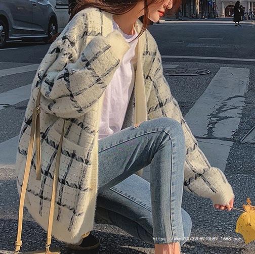 Ladies oversized cozy wool sweater with chic check pattern and style