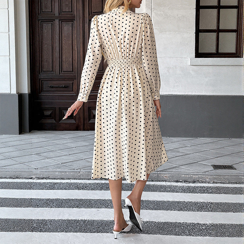 Robe midi à pois pour femmes avec col cravate et manches longues Chic & Stil