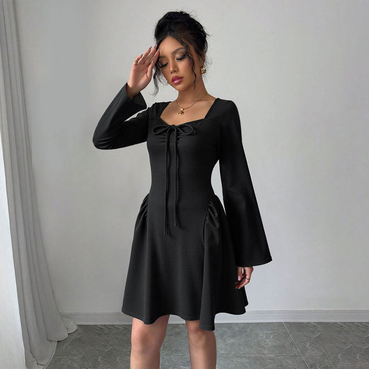 Robe féminine mi-longue avec des détails de volants raffinés et une coupe ajustée Chic & Stil