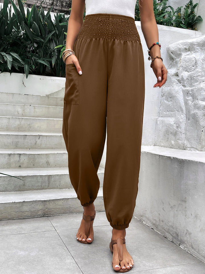 High-waisted leisure trousers for women with elastic waist and practical side pockets Chic and Style