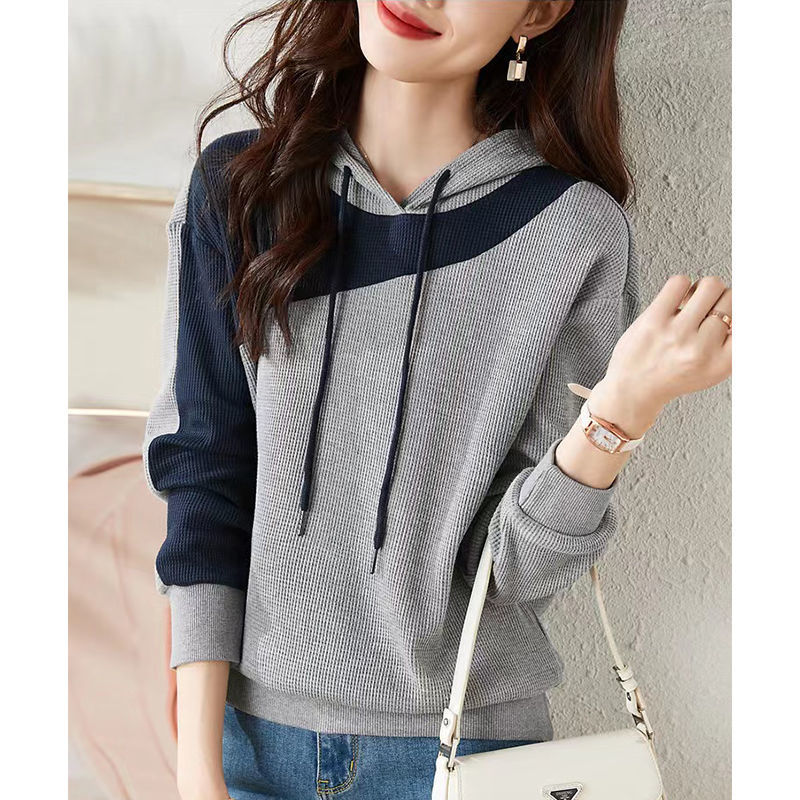Hoodie féminin à la mode avec design texturé Chic & Stil