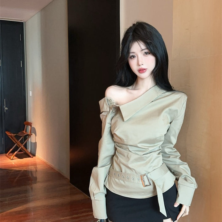 Women's elegant off-shoulder top with decorative belt Chic & Stil