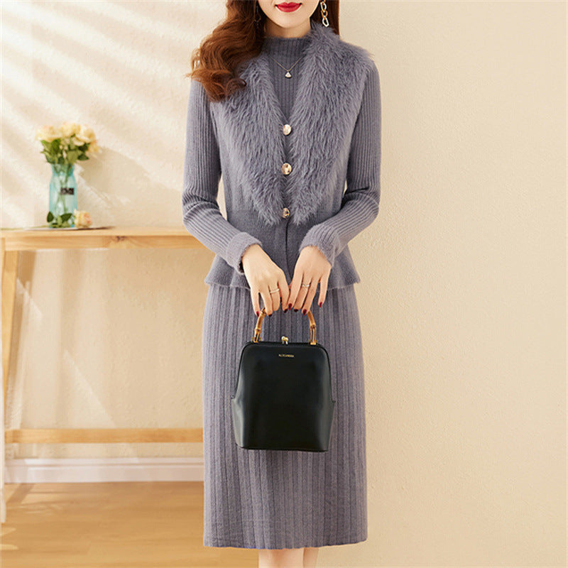 Lady elegant knit set with high-quality fur collar and ribbed structure.