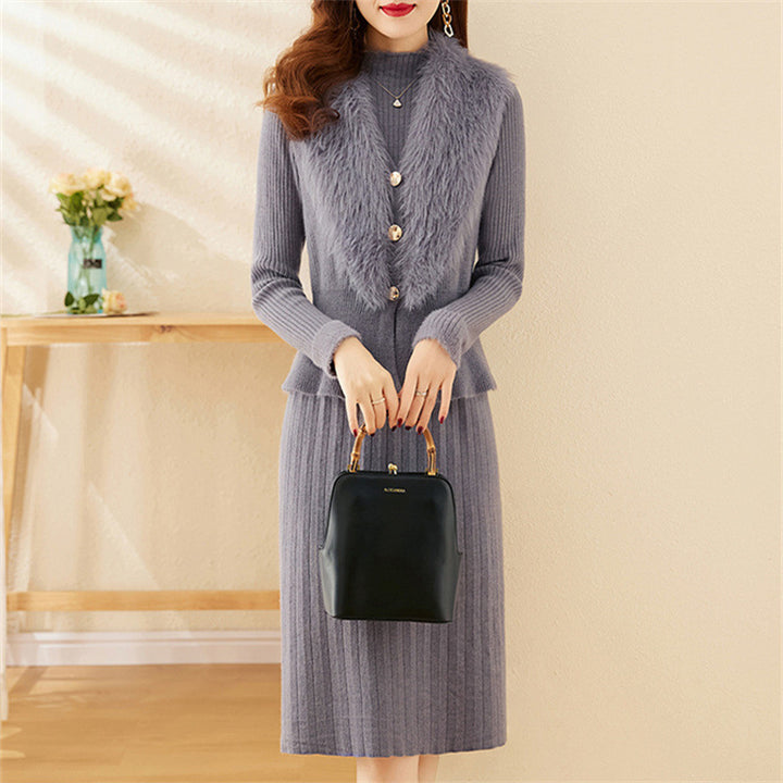 Lady elegant knit set with high-quality fur collar and ribbed structure.