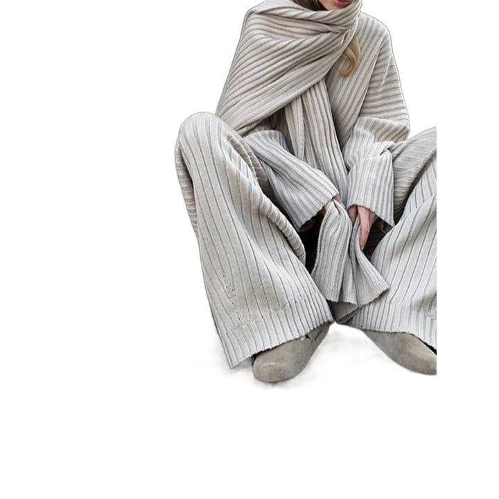 Casual knitted set for ladies with wide cut and V-neck Lune London