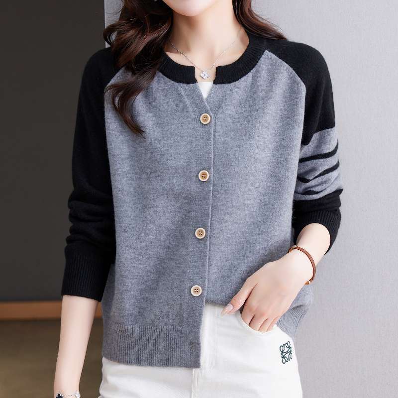 Cardigan pour femmes avec contrastes de couleurs et détails de boutons Chic & Stil