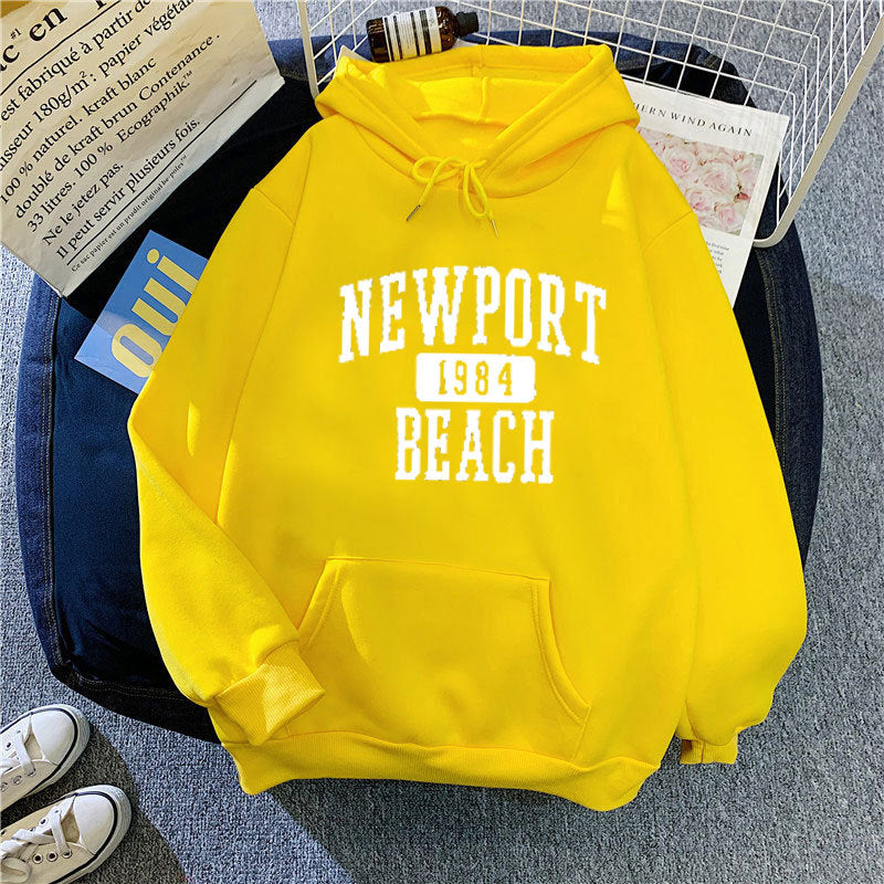 Women's hoodie with nostalgic Newport Beach lettering Chic & Stil