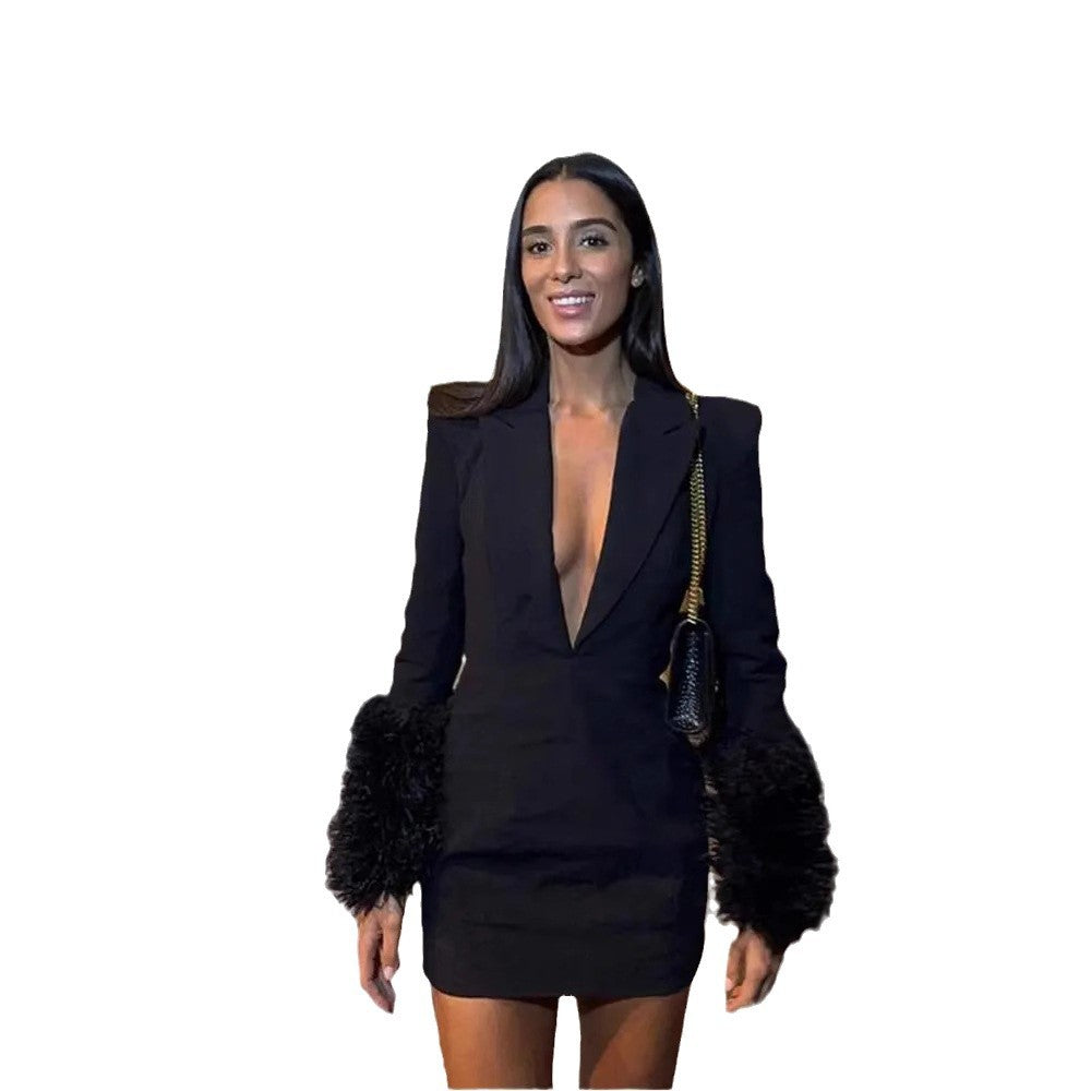 Robe Mini Élégante pour Femmes avec Décolleté Profond et Détails en Fleece Accrocheurs