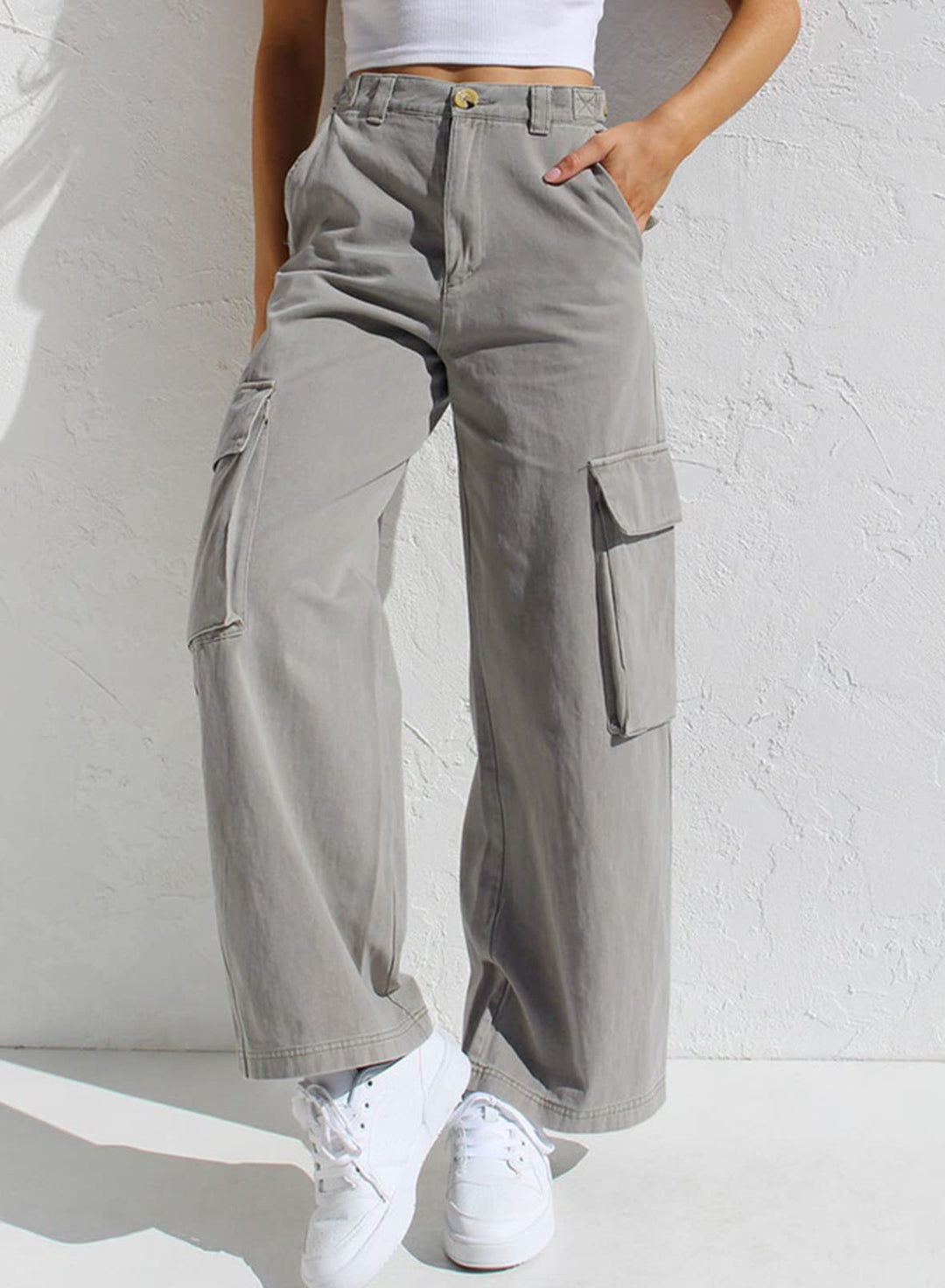 Women's cargo pants with practical side pockets and a casual cut Lune London