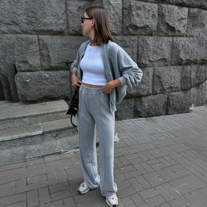 Casual outfit for women with a sweatshirt-like top and a loose-fit pant approach Lune London
