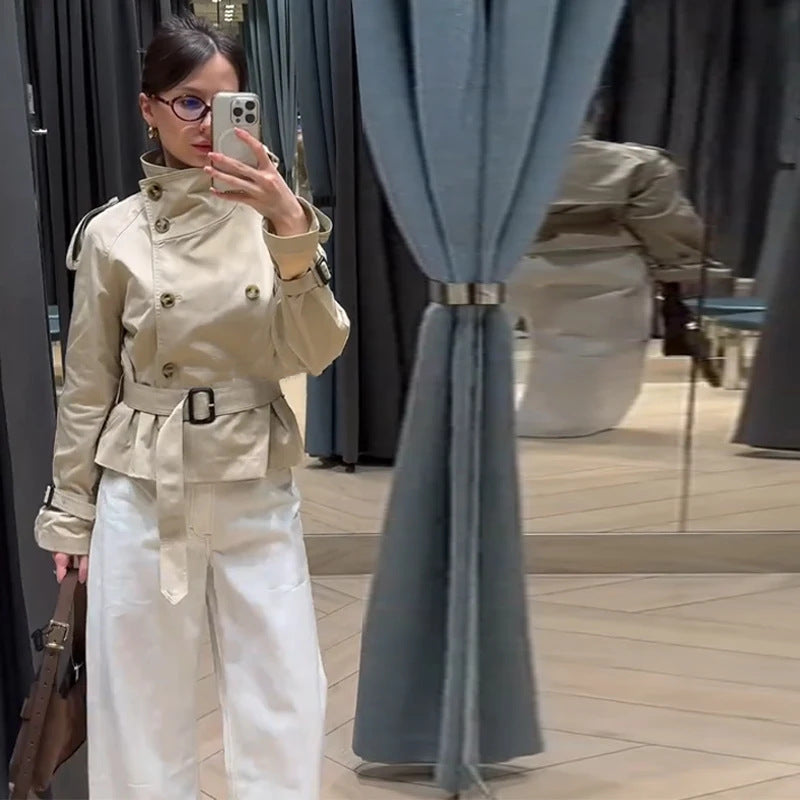 Manteau trench court féminin à la mode avec double rangée de boutons et ceinture Chic & Stil