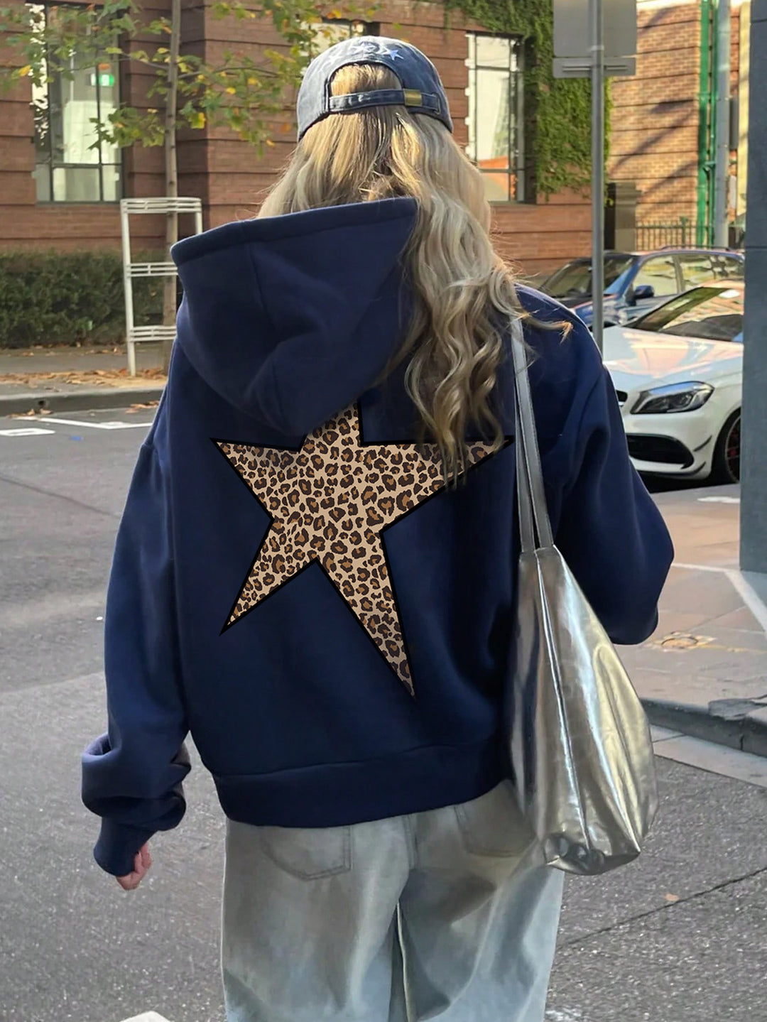 Women's hoodie with striking leopard star design Chic & Stil