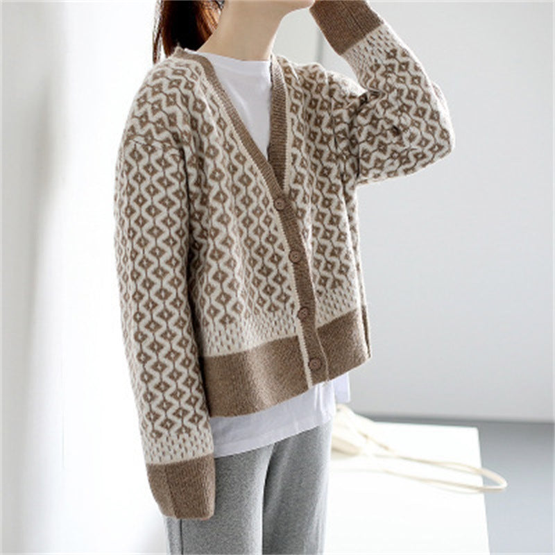 Cardigan épais en tricot pour femmes avec des motifs géométriques modernes et fermeture à boutons Chic & Stil