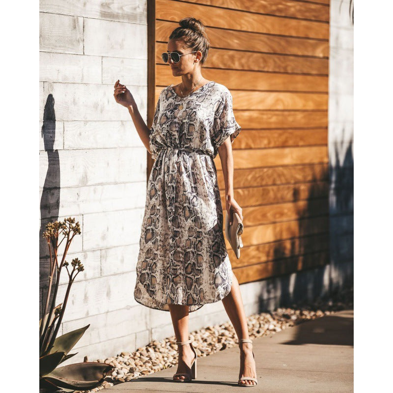 Robe midi pour femmes avec imprimés serpent et taille élastique ajustée Chic & Stil