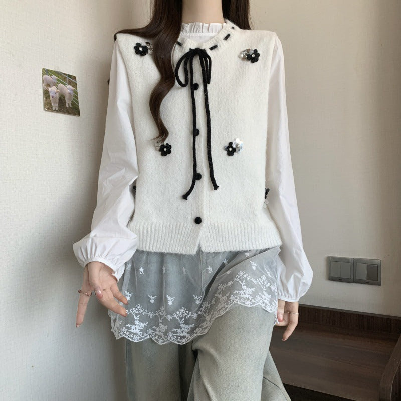 Cardigan pour femmes avec des applications florales décoratives et fermeture à nouer Chic & Stil