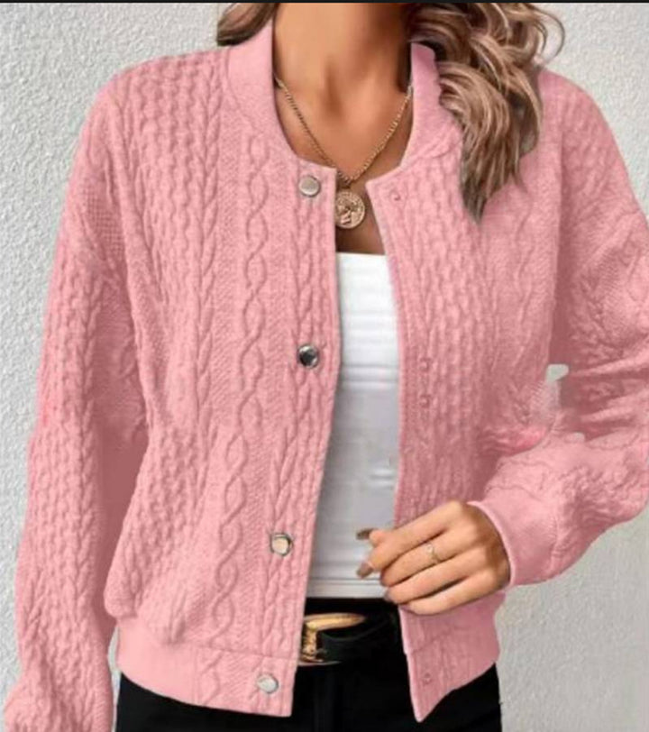 Cardigan pour femmes avec un élégant motif en torsades et fermeture à boutons-pression Chic & Stil