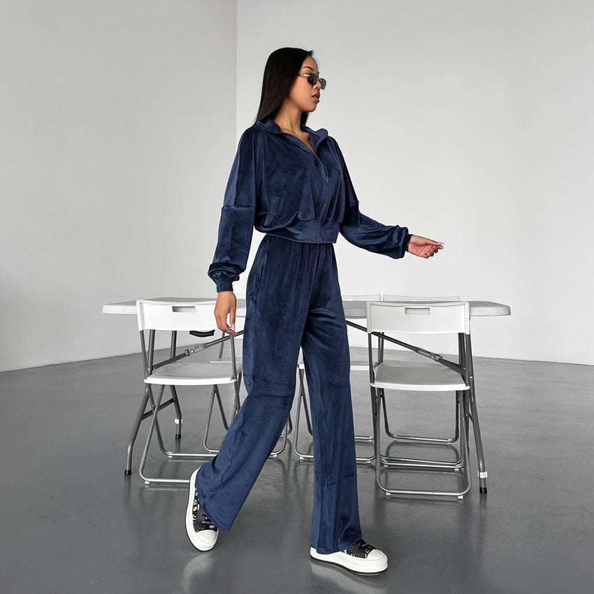 Casual sports set for women in velvety material with a loose fit Lune London