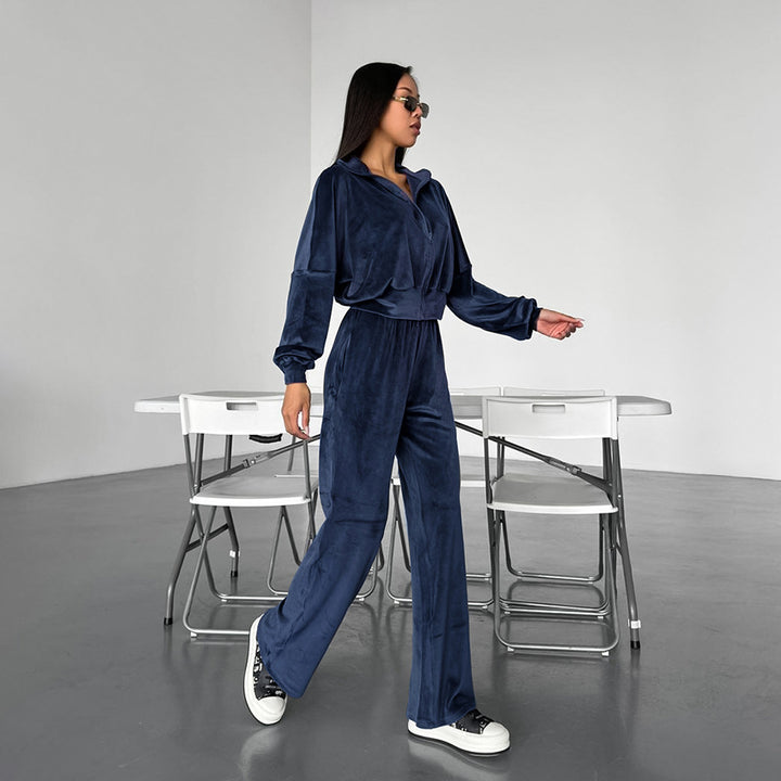 Casual sports set for women in velvety material with a loose fit Lune London