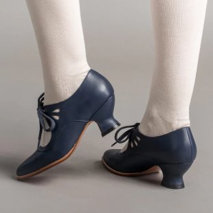 Elegant lace-up shoes for women with modern opening and classic design Lune London