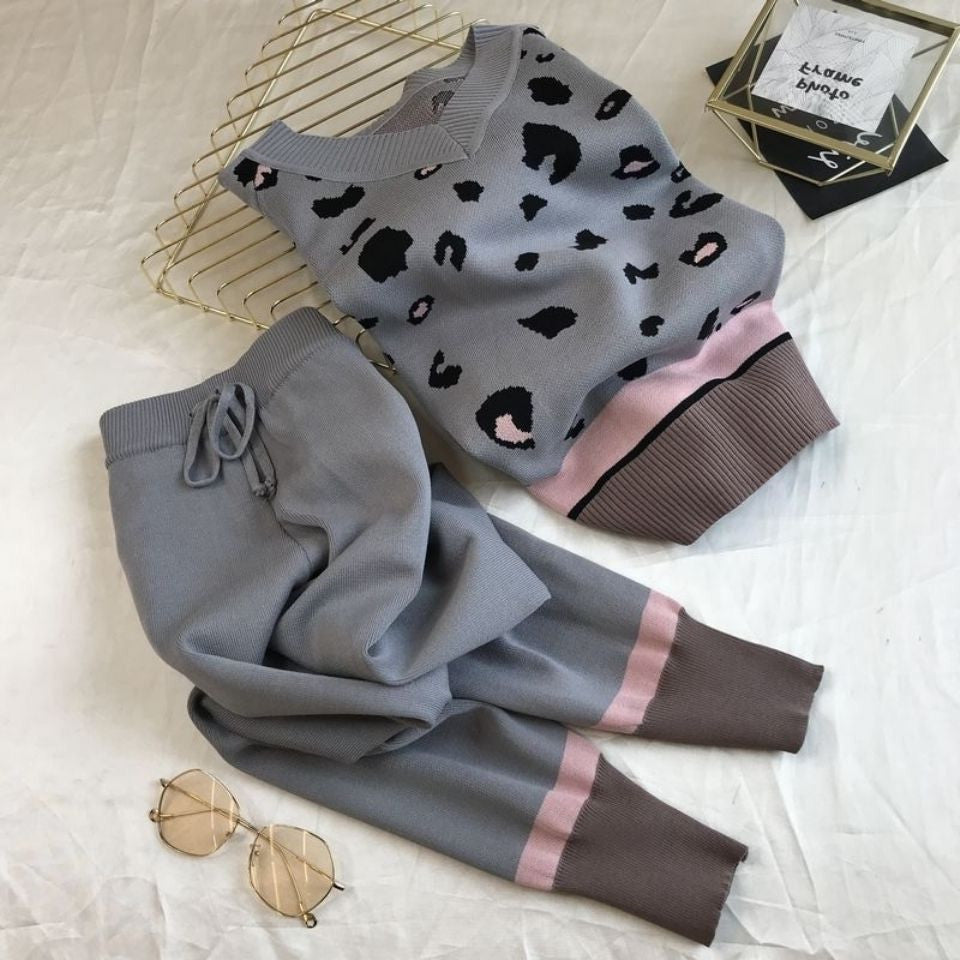 Trendy knitted set for ladies with graphic details Lune London