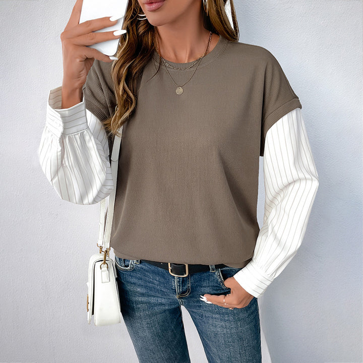 T-shirt féminin à la mode avec un look superposé créatif et des manches roulées élégantes Chic & Stil