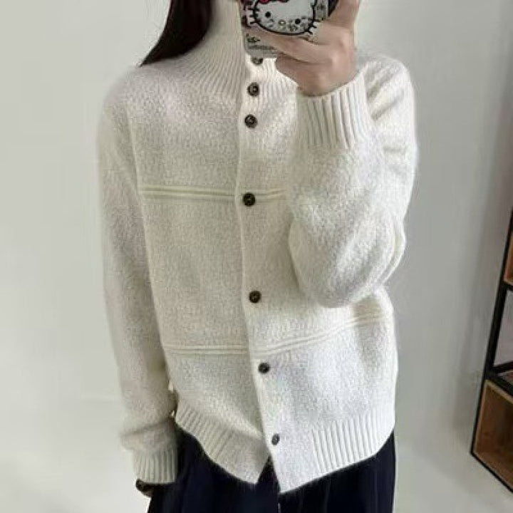 Cardigan pour femmes avec col haut et détails en bouton Chic & Stil