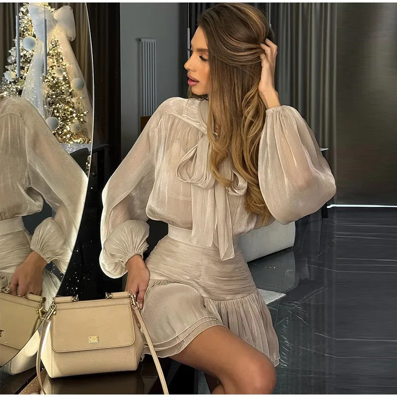 Robe mini élégante pour femmes avec col en nœud Chic & Stil