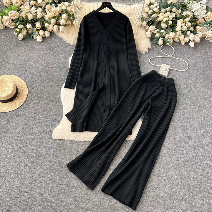 Elegant women's knitted set with V-neck and wide leg Lune London