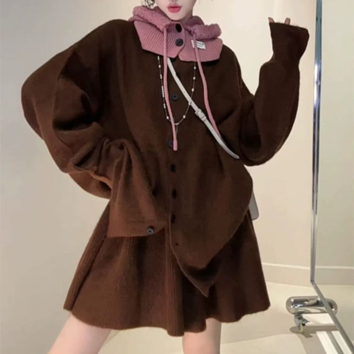 Ensemble tricot féminin avec des couches de pull contrastantes et une élégante patte de boutonnage Chic & Stil