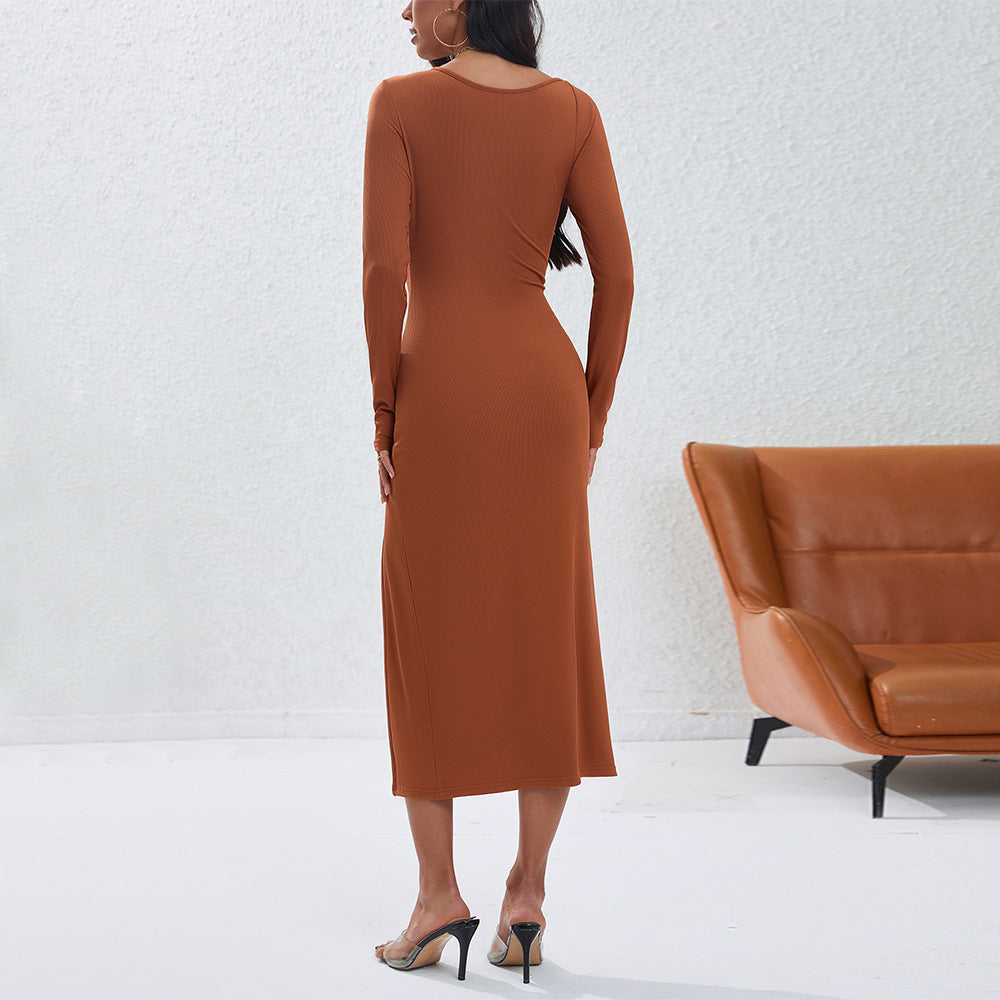Robe longue à manches longues ajustée pour femmes avec fente latérale et décolleté asymétrique Chic & Stil