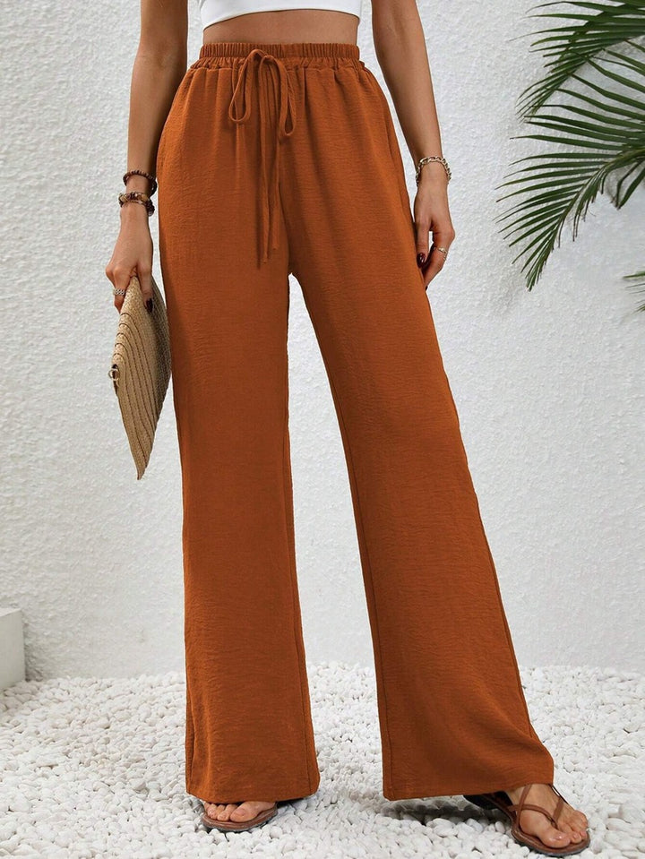 Loose-fit leisure pants for women with an elastic waistband and practical side pockets Lune London