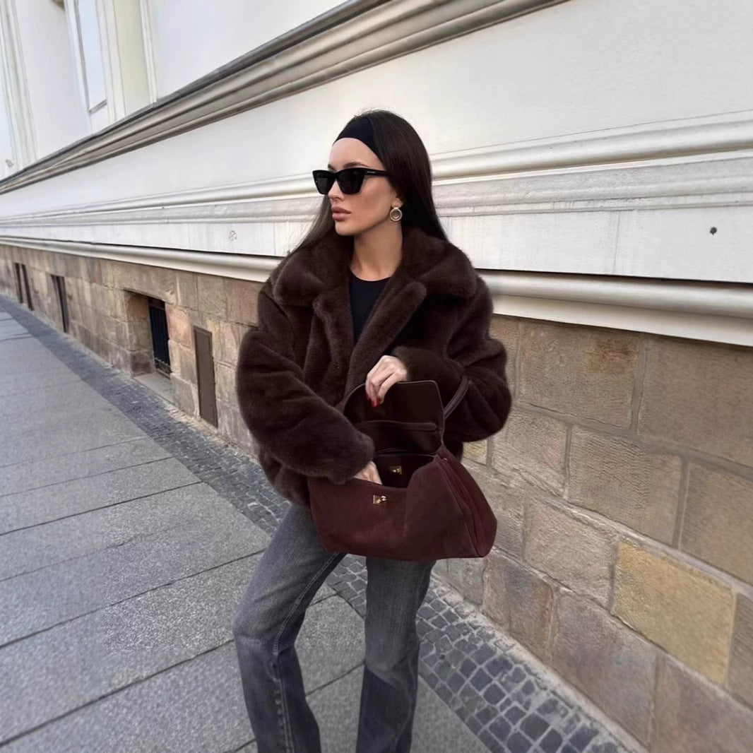 Ladies short faux fur jacket with elegant collar and extra comfort Lune London
