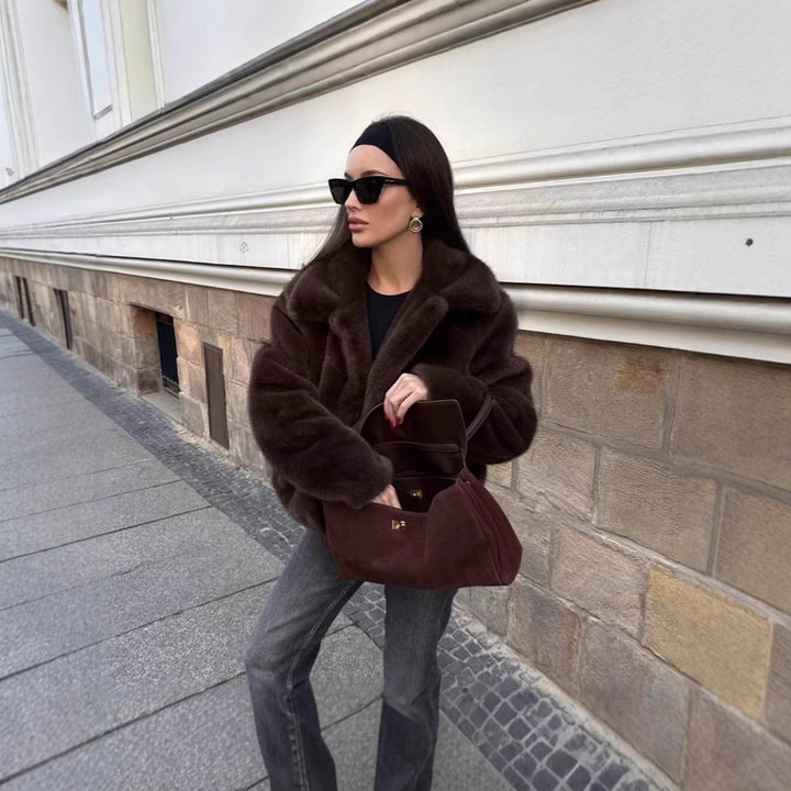 Ladies short faux fur jacket with elegant collar and extra comfort Lune London