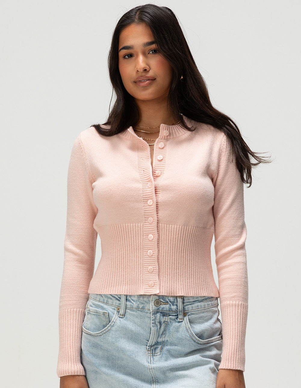 Cardigan pour femmes avec des détails de boutons contrastants Chic & Stil