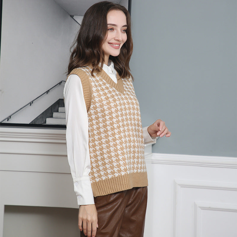 Knitted vest for women with a modern houndstooth pattern Lune London