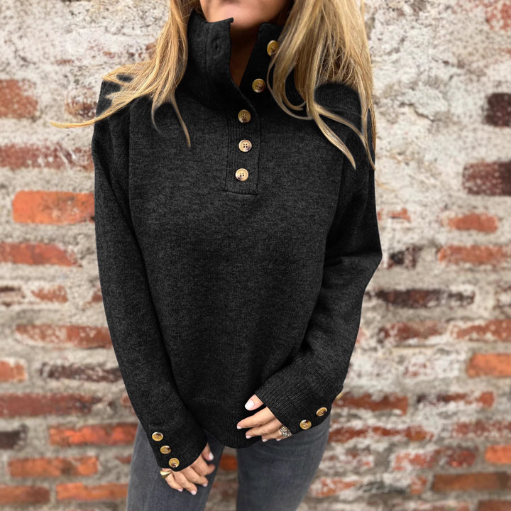 Pull confortable pour femmes avec col haut et détails de boutons décoratifs Chic & Stil